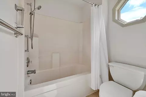 Bath - 8 Barbara Ln, Lititz, PA 17543 photo 2 of 3