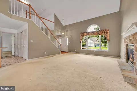 Living - 8 Barbara Ln, Lititz, PA 17543 photo 2 of 2