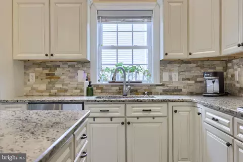 Kitchen - 336 Royal Hunt Way, Lititz, PA 17543 photo 4 of 9