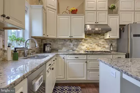 Kitchen - 336 Royal Hunt Way, Lititz, PA 17543 photo 7 of 9