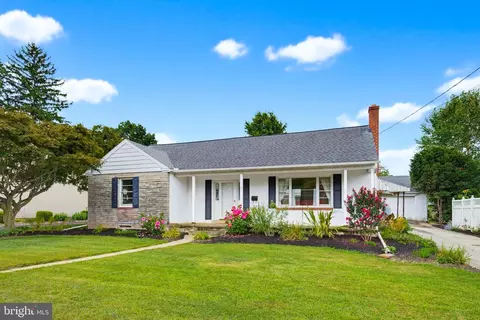 24 W Denlinger Ave, Strasburg, PA 17579
