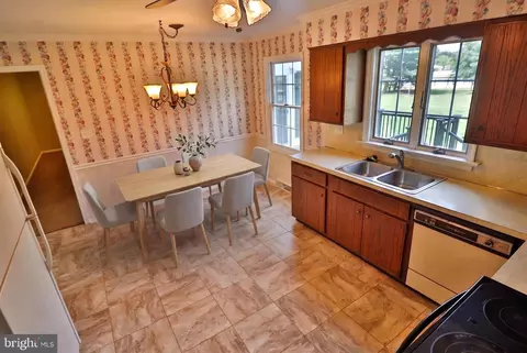 Kitchen - 591 Crosswinds Dr, Lititz, PA 17543 photo 3 of 4