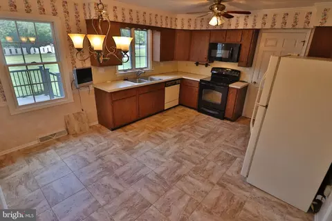 Kitchen - 591 Crosswinds Dr, Lititz, PA 17543 photo 2 of 4