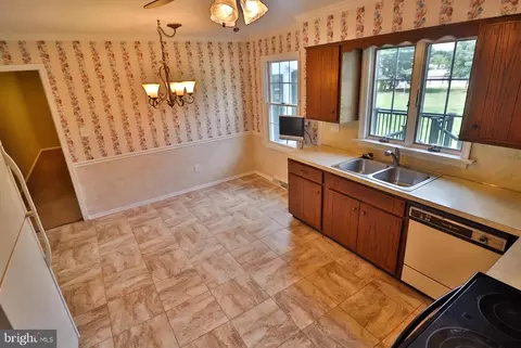 Kitchen - 591 Crosswinds Dr, Lititz, PA 17543 photo 4 of 4