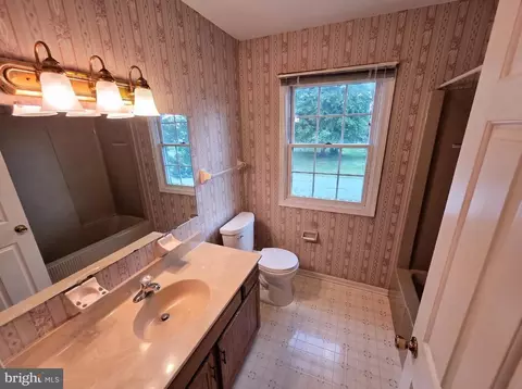 Bath - 591 Crosswinds Dr, Lititz, PA 17543 photo 2 of 3