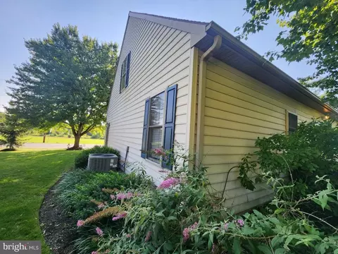 Exterior - 342 N Locust St, Lititz, PA 17543 photo 4 of 8