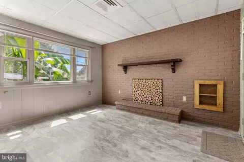 Living - 1108 Devonshire Rd, Lancaster, PA 17601 photo 3 of 6