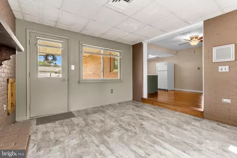 Living - 1108 Devonshire Rd, Lancaster, PA 17601 photo 5 of 6