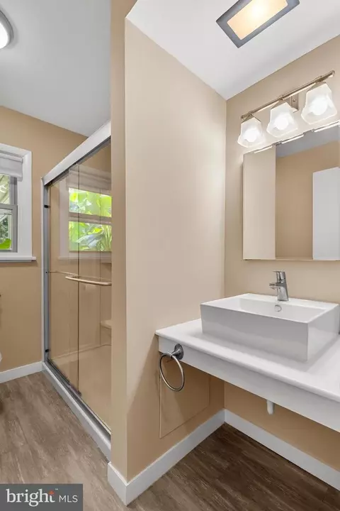 Bath - 1108 Devonshire Rd, Lancaster, PA 17601 photo 2 of 4