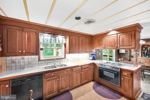 Kitchen - 233 Acorn Ln, Lititz, PA 17543 photo 2 of 4