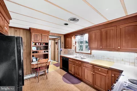 Kitchen - 233 Acorn Ln, Lititz, PA 17543 photo 3 of 4