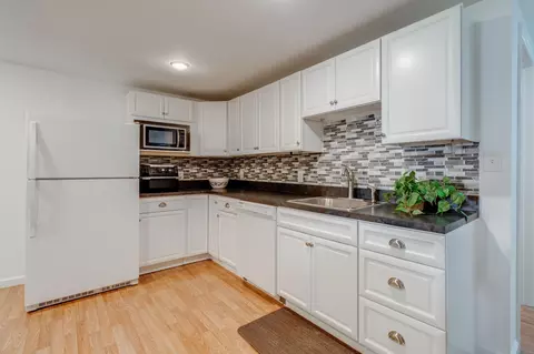 Kitchen - 127 Pepperton Ct, Lititz, PA 17543 photo 4 of 5