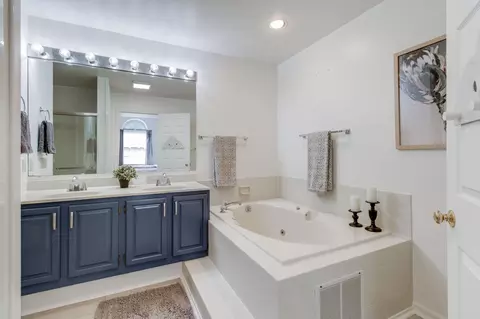 Bath - 127 Pepperton Ct, Lititz, PA 17543 photo 1 of 2