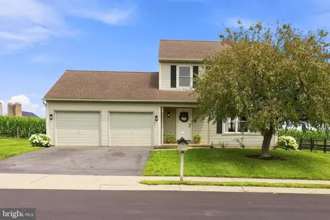 313 Willow Ln, New Holland, PA 17557