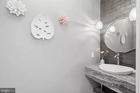 Bath - 5 Alexa Dr, Lititz, PA 17543 photo 1 of 10