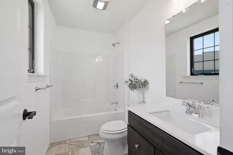 Bath - 5 Alexa Dr, Lititz, PA 17543 photo 9 of 10
