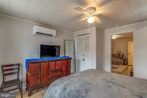 Bedroom - 375 E Main St, Lititz, PA 17543 photo 4 of 9