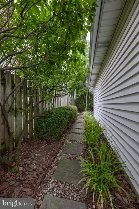 Exterior - 26 W Lemon St, Lititz, PA 17543 photo 4 of 10