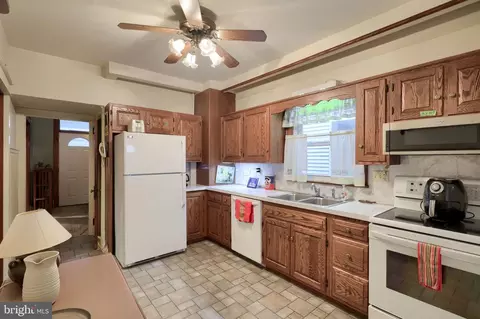 Entry Way - 26 W Lemon St, Lititz, PA 17543 photo 2 of 4