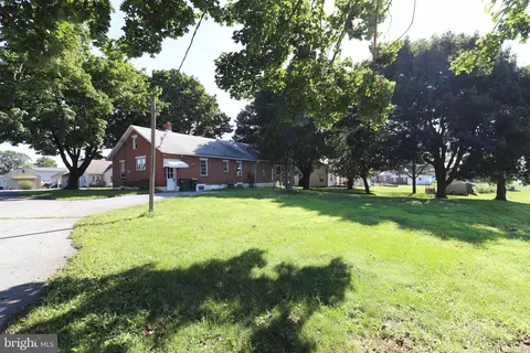Exterior - 634 E 28th Division Hwy, Lititz, PA 17543 photo 2 of 5