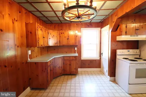 Kitchen - 634 E 28th Division Hwy, Lititz, PA 17543 photo 2 of 4