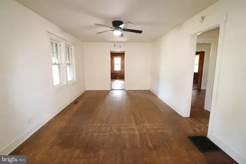Living - 634 E 28th Division Hwy, Lititz, PA 17543 photo 2 of 3