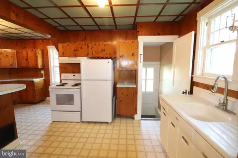 Kitchen - 634 E 28th Division Hwy, Lititz, PA 17543 photo 4 of 4