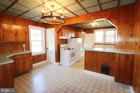 Kitchen - 634 E 28th Division Hwy, Lititz, PA 17543 photo 3 of 4