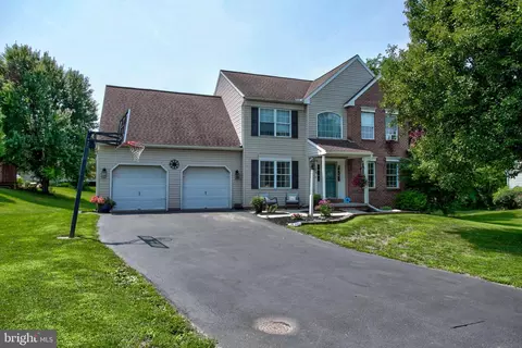 16 Hemlock Dr, Lancaster, PA 17602