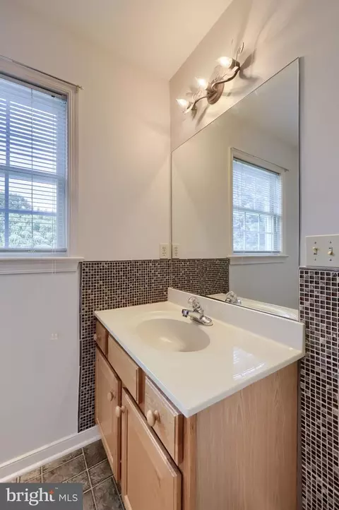 Bath - 348 Squire Ln, Lititz, PA 17543 photo 1 of 6