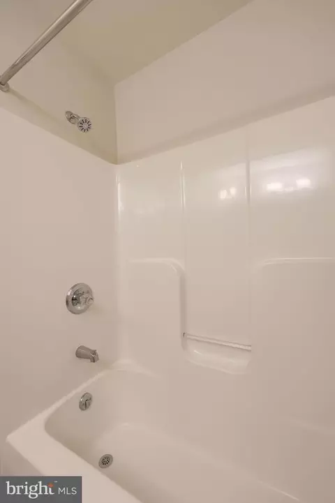 Bath - 348 Squire Ln, Lititz, PA 17543 photo 4 of 6