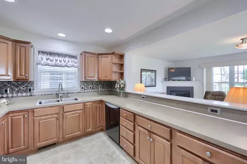Kitchen - 524 Thornberry Ln, Lititz, PA 17543 photo 5 of 6