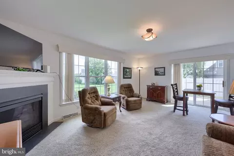 Living - 524 Thornberry Ln, Lititz, PA 17543 photo 1 of 2