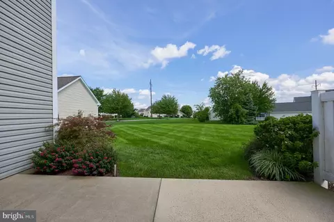 Exterior - 524 Thornberry Ln, Lititz, PA 17543 photo 8 of 10
