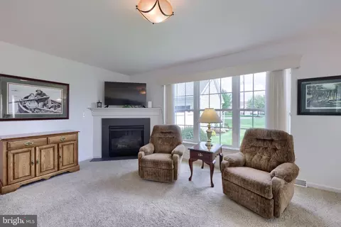 Living - 524 Thornberry Ln, Lititz, PA 17543 photo 2 of 2