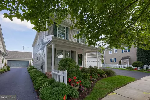 Exterior - 524 Thornberry Ln, Lititz, PA 17543 photo 7 of 10