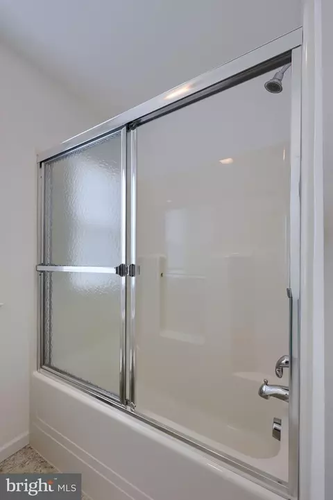 Bath - 524 Thornberry Ln, Lititz, PA 17543 photo 4 of 4