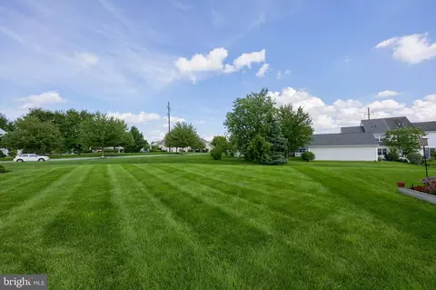 Exterior - 524 Thornberry Ln, Lititz, PA 17543 photo 5 of 10