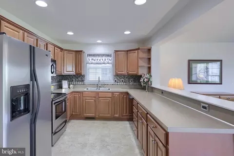 Kitchen - 524 Thornberry Ln, Lititz, PA 17543 photo 4 of 6