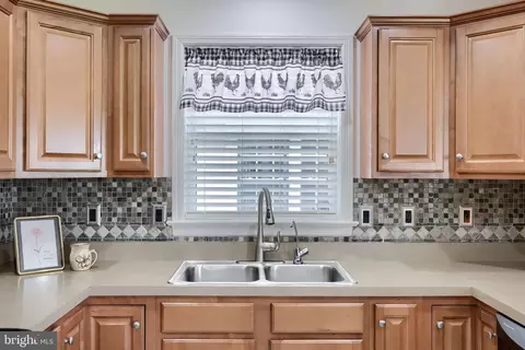 Kitchen - 524 Thornberry Ln, Lititz, PA 17543 photo 3 of 6