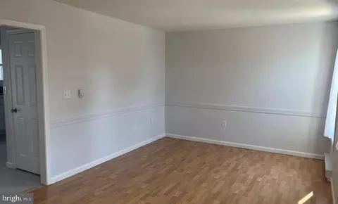 Living - 404 Cardinal Rd, Lititz, PA 17543 photo 2 of 3