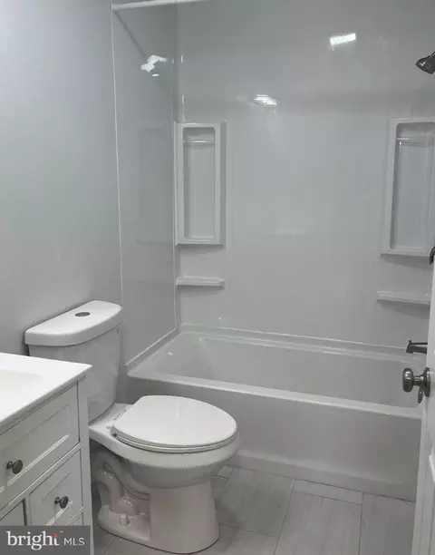 Bath - 404 Cardinal Rd, Lititz, PA 17543 photo 1 of 2