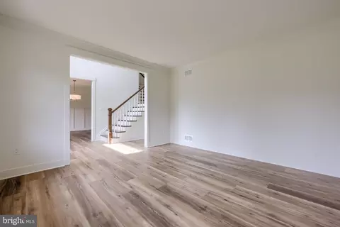 Living - 513 Cheltenham Ct, Lititz, PA 17543 photo 2 of 8