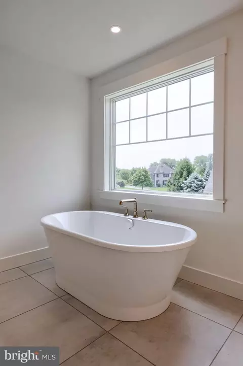 Bath - 513 Cheltenham Ct, Lititz, PA 17543 photo 8 of 11