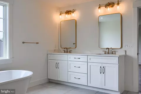 Bath - 513 Cheltenham Ct, Lititz, PA 17543 photo 7 of 11