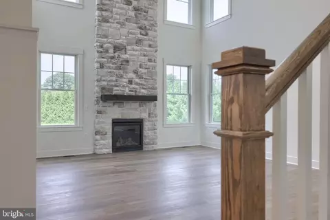 Living - 513 Cheltenham Ct, Lititz, PA 17543 photo 3 of 8