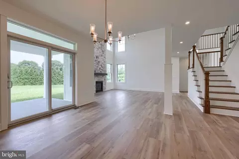 Living - 513 Cheltenham Ct, Lititz, PA 17543 photo 7 of 8