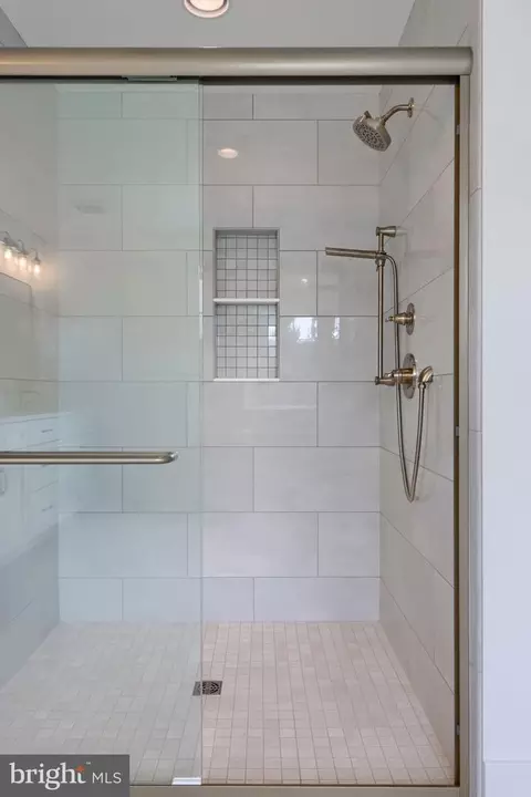 Bath - 513 Cheltenham Ct, Lititz, PA 17543 photo 9 of 11