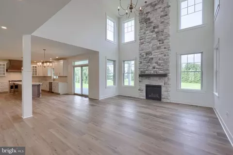 Living - 513 Cheltenham Ct, Lititz, PA 17543 photo 4 of 8
