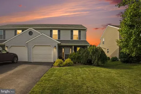 566 Daisy Dr, New Holland, PA 17557